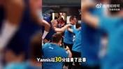 飽含熱淚！字母哥第一次為希臘拿下獎(jiǎng)牌，賽后更衣室激動(dòng)落淚！