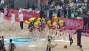天氣冷了，但廣東男籃啦啦隊(duì)的表演依舊熱情~